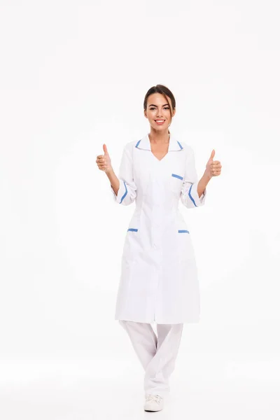 Pełna Długość Lekarza Pewnie Młoda Kobieta Noszenia Jednolitego Stojący Białym — Zdjęcie stockowe