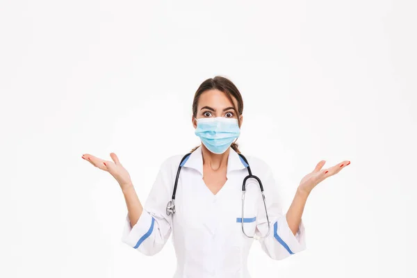 Confuso Giovane Donna Medico Indossa Uniforme Piedi Isolato Sfondo Bianco — Foto Stock