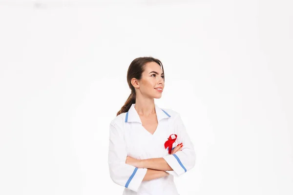 Úsměvem Lékař Mladá Žena Sobě Uniformu Červenou Stužkou Stojící Izolované — Stock fotografie