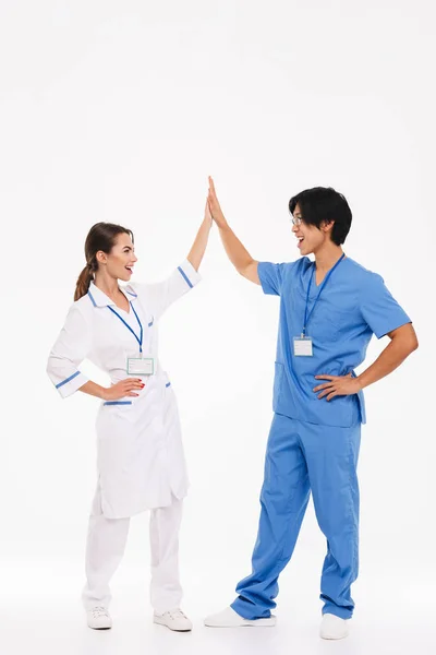 Feliz Médicos Casal Vestindo Uniforme Isolado Sobre Fundo Branco Dando — Fotografia de Stock