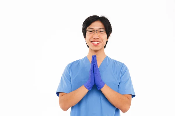 Lekarz Pewnie Azjatycki Człowiek Nosi Mundur Gumowe Rękawice Stojąc Białym — Zdjęcie stockowe