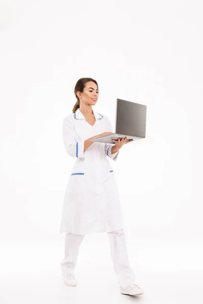 Médecin Confiant Jeune Femme Portant Uniforme Debout Isolé Sur Fond — Photo