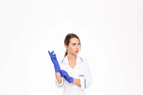 Selbstbewusste Junge Ärztin Uniform Und Gummihandschuhen Die Isoliert Vor Weißem — Stockfoto