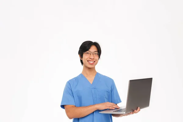 Sorrindo Asiático Homem Médico Vestindo Uniforme Isolado Sobre Fundo Branco — Fotografia de Stock