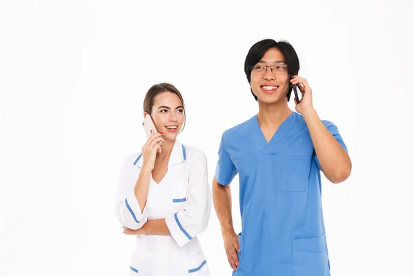 Uśmiechający Się Kilku Lekarzy Noszenia Jednolitego Stojący Białym Tle Nad — Zdjęcie stockowe