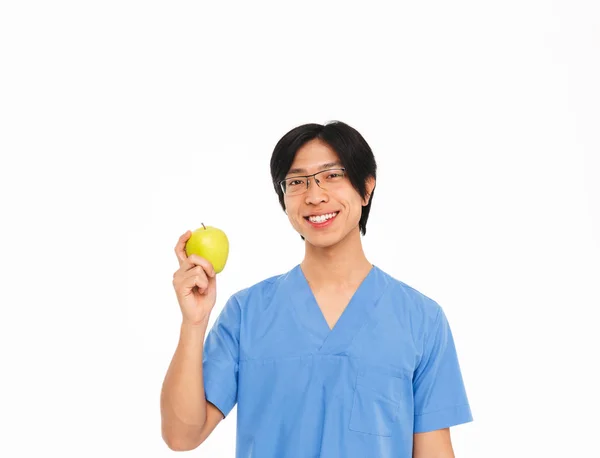Uśmiechający Się Azjatycki Człowiek Lekarz Noszenia Jednolitego Stojący Białym Tle — Zdjęcie stockowe