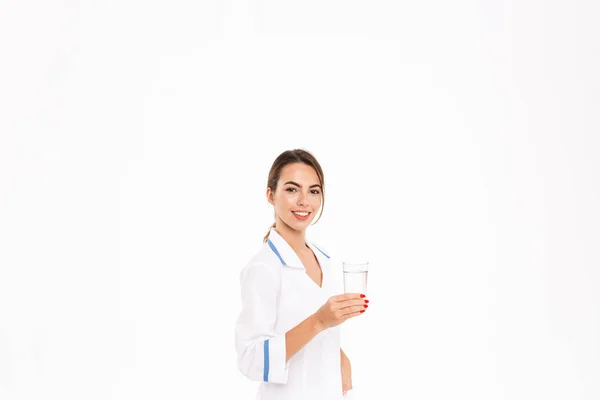 Usměvavá Mladá Žena Doktor Nosí Jednotné Postavení Izolované Bílém Pozadí — Stock fotografie