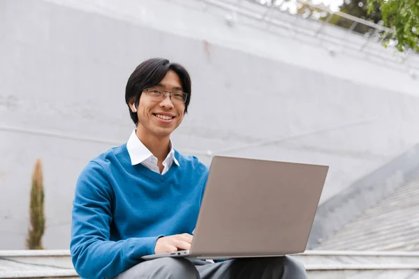 Sorrindo Asiático Homem Negócios Usando Computador Portátil Livre — Fotografia de Stock