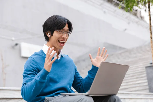 Lächelnder Asiatischer Geschäftsmann Mit Laptop Freien — Stockfoto