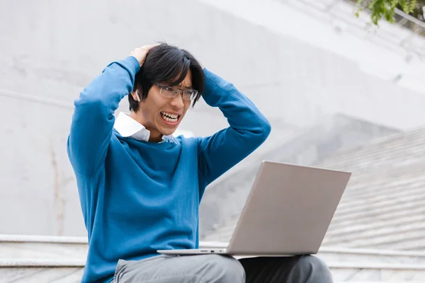 Sorridente Asiatico Uomo Affari Utilizzando Computer Portatile All Aperto — Foto Stock