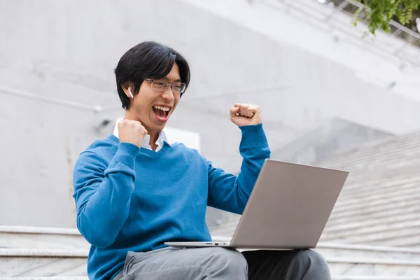 Sorridente Asiatico Uomo Affari Utilizzando Computer Portatile All Aperto — Foto Stock