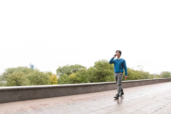 Sonriendo Joven Asiático Hombre Negocios Hablando Teléfono Móvil Mientras Camina —  Fotos de Stock