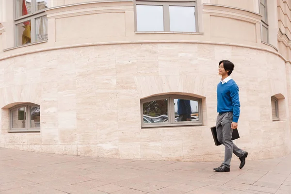 Leende Unga Asiatiska Affärsman Promenader Utomhus Bär Portföljen — Stockfoto