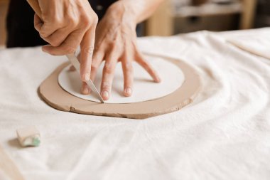 Bir kadın seramik yapma ve kil ile çalışma atölyesinde seramik sofra yakın çekim