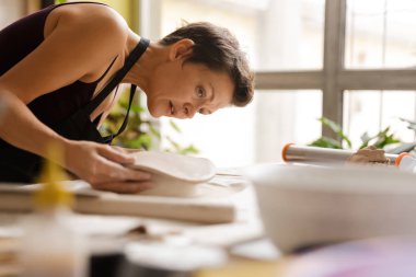 Genç kadın seramik ve seramik sofra atölye