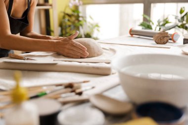 Bir kadın seramik yapma ve kil ile çalışma atölyesinde seramik sofra yakın çekim