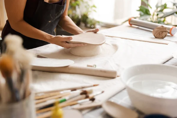 Primer Plano Una Mujer Haciendo Vajilla Cerámica Cerámica Taller Trabajando — Foto de Stock