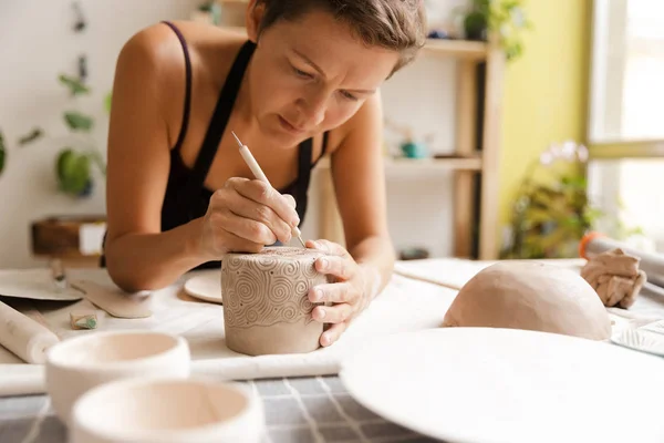 Mujer Joven Cerámica Vajilla Cerámica Taller — Foto de Stock