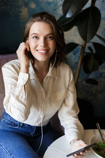 Foto Hermosa Joven Sentada Café Interior Hablando Por Teléfono Móvil —  Fotos de Stock