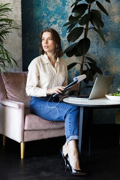 Photo Une Jolie Jeune Femme Assise Dans Café Intérieur Aide — Photo