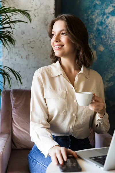 Bild Ganska Vacker Ung Kvinna Sitter Café Inomhus Arbete Med — Stockfoto