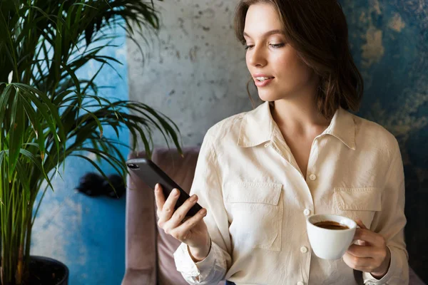 Imagen Una Hermosa Joven Sentada Café Interior Trabajando Bebiendo Café — Foto de Stock