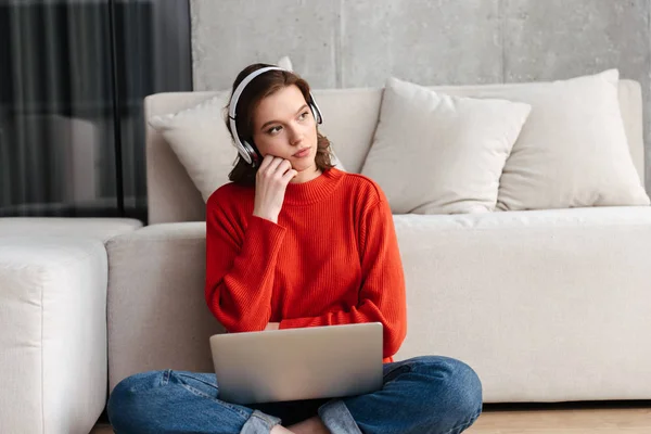 Mujer Casualmente Vestida Joven Cansada Sentada Piso Casa Estudiando Con — Foto de Stock