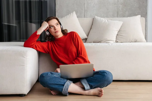 Fatigué Jeune Femme Vêtue Occasionnellement Assis Sur Plancher Maison Étudier — Photo