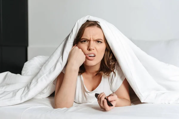 Atractiva Mujer Yupset Acostada Cama Casa Viendo Televisión —  Fotos de Stock