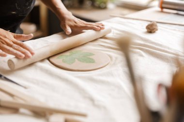 Bir kadın seramik yapma ve kil ile çalışma atölyesinde seramik sofra yakın çekim