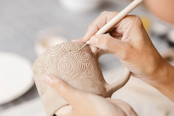 セラミックを作る女性や粘土をワーク ショップで陶器食器のクローズ アップ — ストック写真