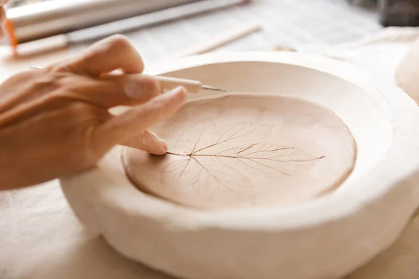 セラミックを作る女性や粘土をワーク ショップで陶器食器のクローズ アップ — ストック写真