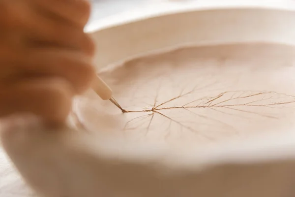 セラミックを作る女性や粘土をワーク ショップで陶器食器のクローズ アップ — ストック写真