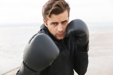 Boks egzersizleri yapıyor plajda, çalışma dışarı yakışıklı kendine güvenen genç sporcu