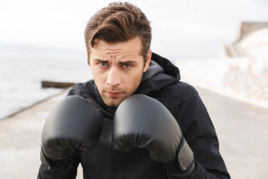 Boks egzersizleri yapıyor plajda, çalışma dışarı yakışıklı kendine güvenen genç sporcu