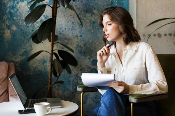 Bild Einer Hübschen Jungen Frau Die Café Sitzt Und Mit — Stockfoto