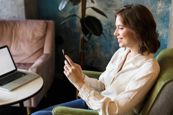 Bild Von Hübschen Jungen Frau Sitzt Café Drinnen Arbeiten Mit — Stockfoto