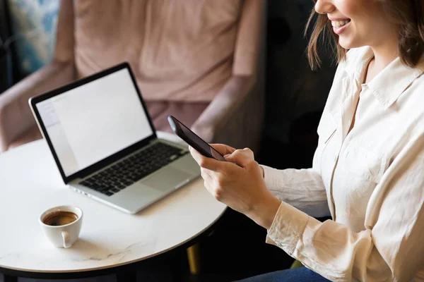 Imagen Recortada Mujer Joven Bastante Hermosa Sentada Cafetería Interior Del — Foto de Stock