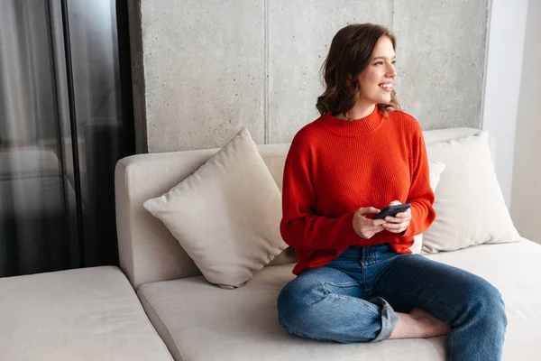 Cheerful Young Casually Dressed Woman Sitting Couch Home Holding Mobile — Stock Photo, Image