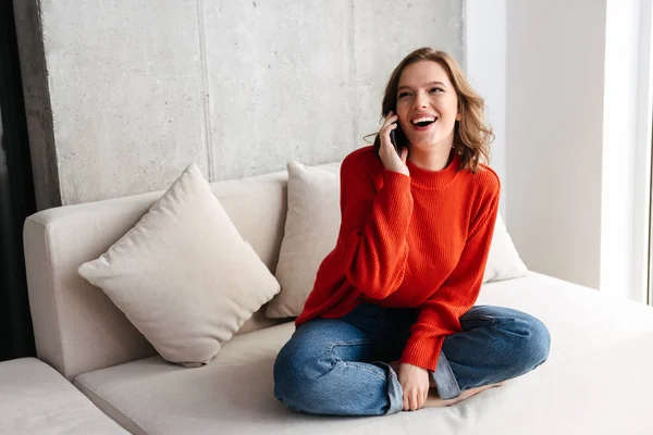 Joven Alegre Casualmente Vestida Mujer Sentada Sofá Casa Hablando Por — Foto de Stock