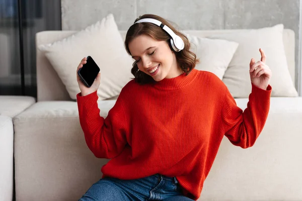 Joven Alegre Casualmente Vestida Mujer Sentada Piso Casa Escuchando Música —  Fotos de Stock