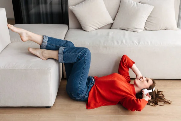 Cheerful Young Casually Dressed Woman Laying Floor Home Listening Music — Stock Photo, Image