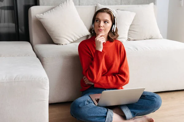 Joven Mujer Casualmente Vestida Sentada Piso Casa Estudiando Con Computadora —  Fotos de Stock