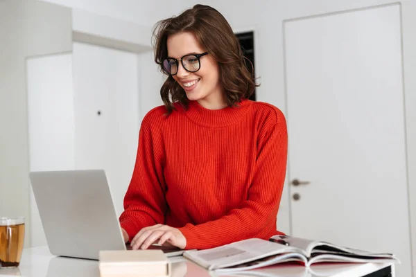 Mujer Joven Segura Sentada Mesa Cocina Casa Estudiando Con Computadora — Foto de Stock