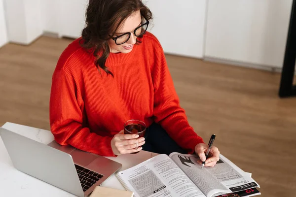 Zelfverzekerde Jonge Vrouw Zit Aan Keukentafel Thuis Studeren Met Laptop — Stockfoto