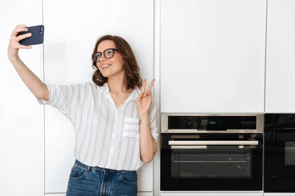 Feliz Joven Empresaria Pie Cocina Casa Tomando Una Selfie —  Fotos de Stock