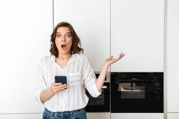 Geschokt Verward Jonge Zakenvrouw Permanent Keuken Thuis Bedrijf Van Mobiele — Stockfoto