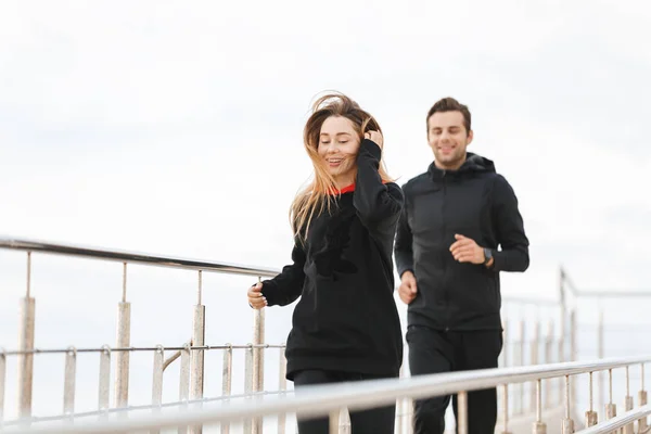 Imagen Pareja Deportiva Feliz Hombre Mujer Ropa Deportiva Negra Corriendo — Foto de Stock