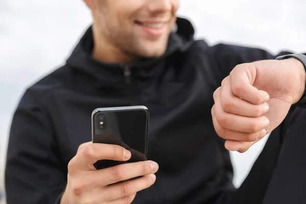 Image Smiling Sportsman 30S Black Sportswear Using Smartphone While Sitting — Stock Photo, Image