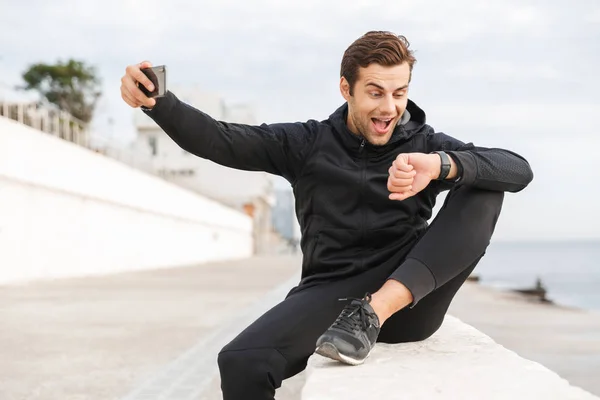 Bild Glada Sportsman 30S Svart Sportswear Tar Selfie Foto Mobiltelefon — Stockfoto